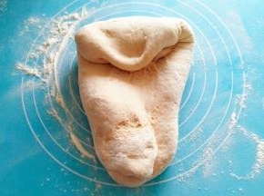 取出面团用力均匀的揉面，尽量多揉一揉，这样蒸出来的馒头光滑。