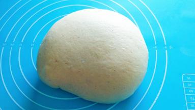 面条团揉成较有韧劲，并且光滑的阶段，我大约揉了100分钟。