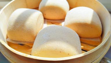 发酵后的生胚生双倍大，现在大火烧开水。