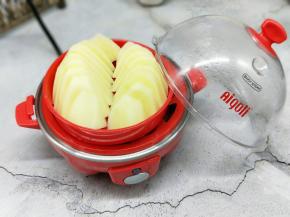 蒸熟的土豆片取出，趁热加入适量盐，用勺子压成土豆泥，之后再将压碎的土豆泥过细筛。(过细筛的土豆泥口感特别细腻，更适合小一点的宝贝，如果宝贝大一点，不过细筛也可以)