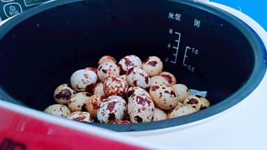 电饭煲内胆坐入电饭煲中，开启蒸煮功能，大约5分钟滴声响起，就可以了。