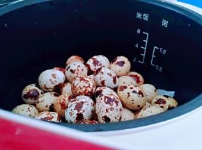 电饭煲内胆坐入电饭煲中，开启蒸煮功能，大约5分钟滴声响起，就可以了。