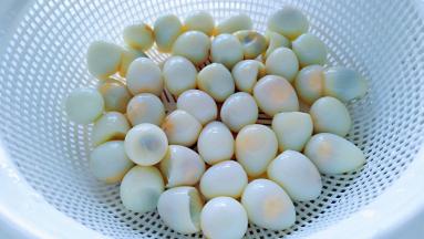 轻松的剥掉外壳就可以了。