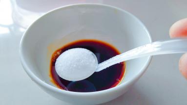 生抽，老抽，盐。