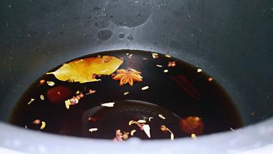 电饭煲内胆中放入适量清水，放入香料煮开。