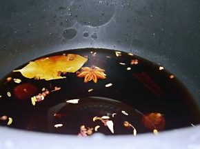 电饭煲内胆中放入适量清水，放入香料煮开。
