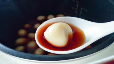 放入鹌鹑蛋，合上盖子闷一会就可以了，不用再煮。