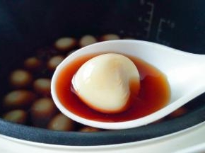 放入鹌鹑蛋，合上盖子闷一会就可以了，不用再煮。