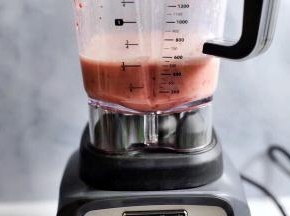 打开侧面开关，按“启动”功能键，开始搅拌。