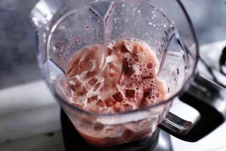 加入小冰块，盖上盖子。