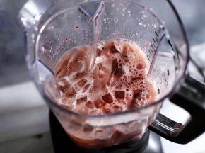 加入小冰块，盖上盖子。