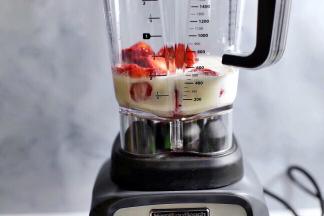 将准备好的所有食材除冰块以外，全部放进搅拌杯，搅拌杯固定在底座上。

