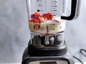 将准备好的所有食材除冰块以外，全部放进搅拌杯，搅拌杯固定在底座上。


