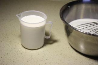 搅拌均匀的液体倒入杯子里，最好有导流槽的比较好用