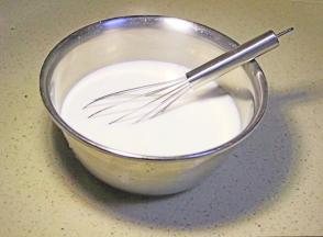 取一盆吧牛奶  奶油  糖  菌粉  一起放进去搅拌均匀