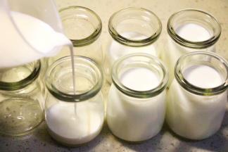 分别倒入布丁瓶