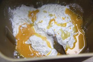 将所有食材混在一起，倒入面包桶开启和面功能