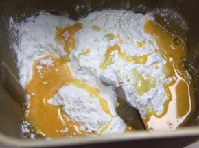 将所有食材混在一起，倒入面包桶开启和面功能