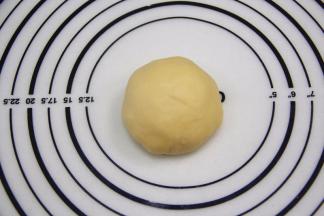 待面团表面光滑时取出