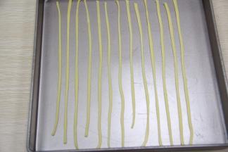 将细条摆入烤盘