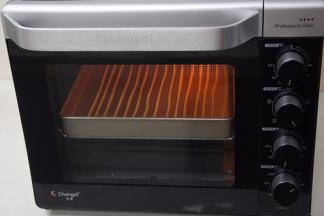 烤箱上下火170度预热10分钟后，将烤盘放入烘烤10分钟即可出炉