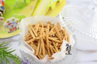 出炉后将细条掰成2.5cm左右的小段最方便食用