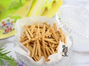 出炉后将细条掰成2.5cm左右的小段最方便食用