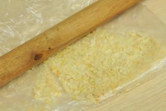 杏仁片碾碎待备用。