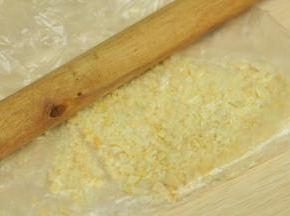 杏仁片碾碎待备用。