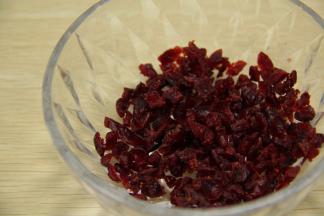 蔓越莓干过于大粒最好是切碎哦。