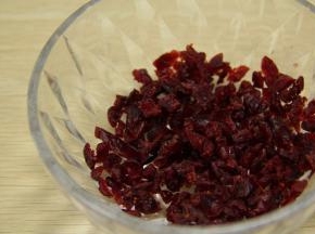 蔓越莓干过于大粒最好是切碎哦。