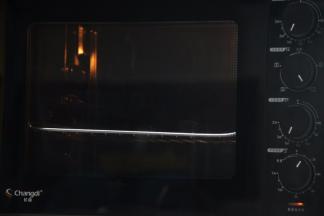 烤箱上下火150度预热十分钟。