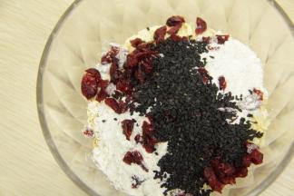 燕麦、杏仁片、蔓越莓、黑芝麻、全麦粉放入容器中搅拌均匀。