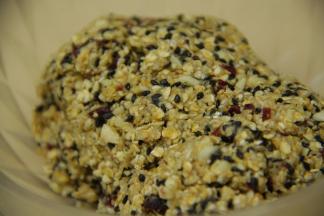 不断充分搅拌均匀，（最好是带上手套拌匀，因为蜂蜜会粘盘底的哦）