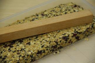 搅拌后放入模具中压平。（我用的是模具是做牛轧糖的模具哦）