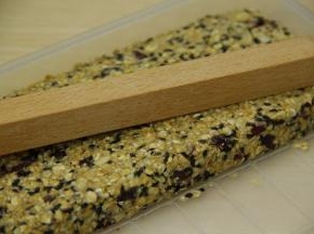 搅拌后放入模具中压平。（我用的是模具是做牛轧糖的模具哦）