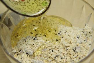 再放入蜂蜜和温水,水要必须要一点点的加入，不要一次性倒入哦！