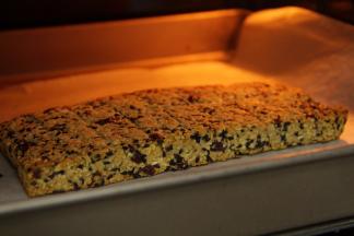 170度预热烤箱十分钟，放至烤箱中层上下火170度烤20分钟。