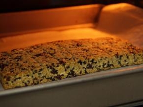 170度预热烤箱十分钟，放至烤箱中层上下火170度烤20分钟。