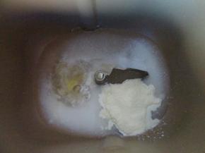 把水，糖，盐，蛋液，奶粉放入面包机中