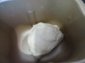 继续和面，我的面包机是30分钟，把面团揉到扩展阶段