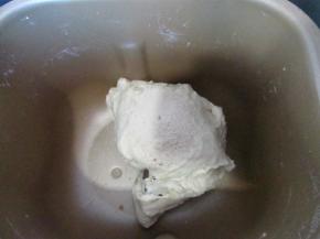 和面20分钟时放入酵母粉