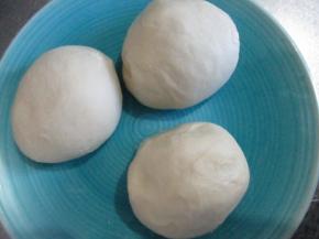 把面团均匀的分成三份