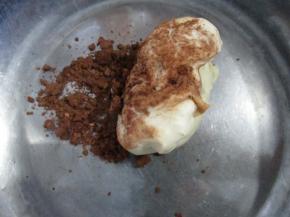 取一份面团把可可糊揉进去，另一份揉成抹茶的