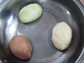 分别和好的三种颜色的面团