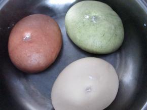 盖上保鲜膜发酵至2倍大小，手指捣个坑不会反弹面团就发酵好了