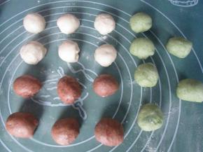 每种面团分成均匀的6份，盖上保鲜膜松弛10分钟