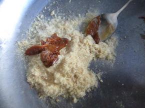 12克的肉松加入18克的蟹黄酱，合成肉松馅