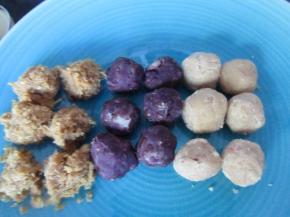 肉松馅和之前炒好的紫薯红豆和板栗馅，全部均匀的分成5克重的馅心