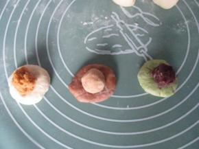 用三种面团分别包入三种馅心